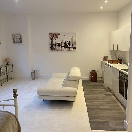 Lovely 1-Bedroom Loft Apartment Above Shop With Free Parking- Long Term Let Available Maldon Bagian luar foto