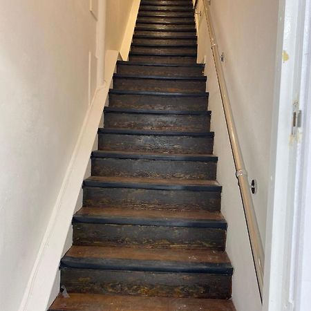 Lovely 1-Bedroom Loft Apartment Above Shop With Free Parking- Long Term Let Available Maldon Bagian luar foto