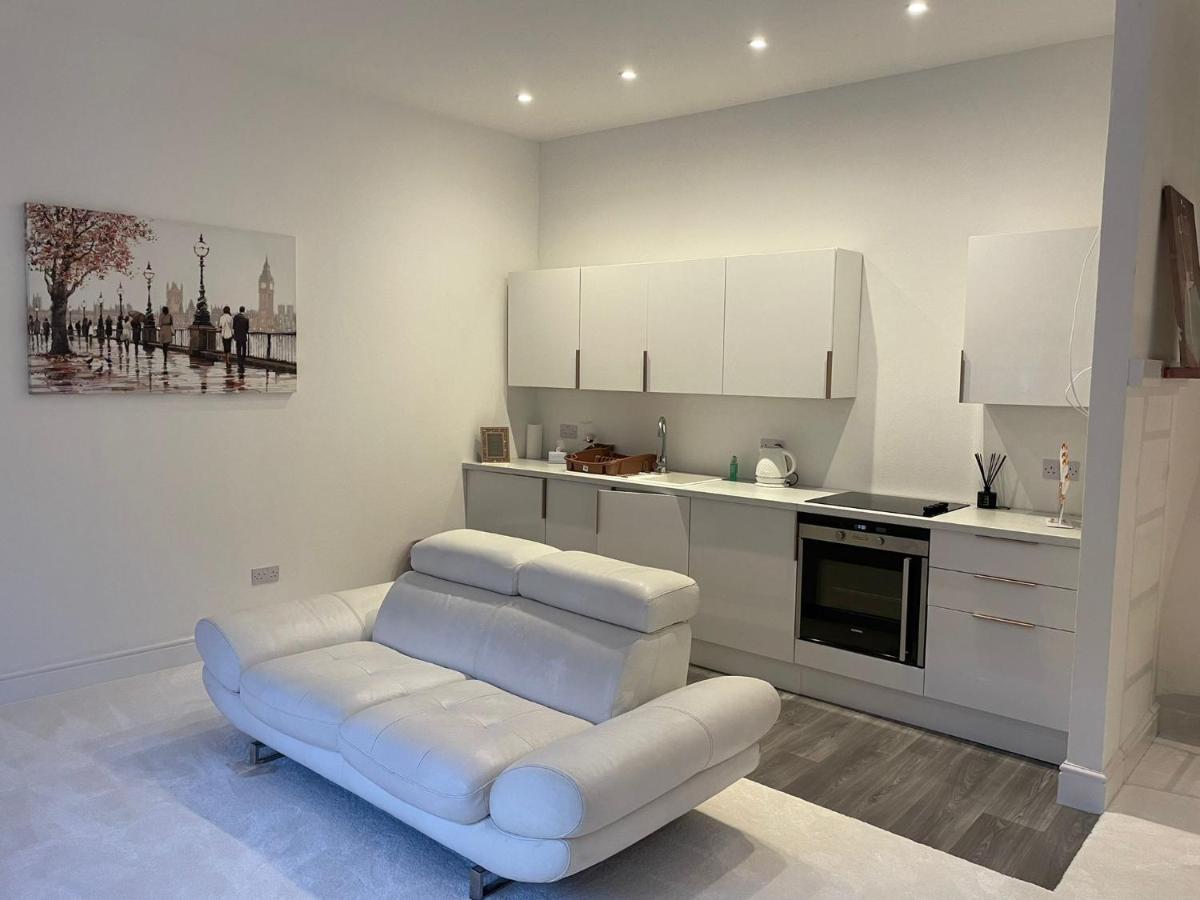 Lovely 1-Bedroom Loft Apartment Above Shop With Free Parking- Long Term Let Available Maldon Bagian luar foto