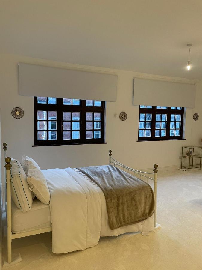 Lovely 1-Bedroom Loft Apartment Above Shop With Free Parking- Long Term Let Available Maldon Bagian luar foto