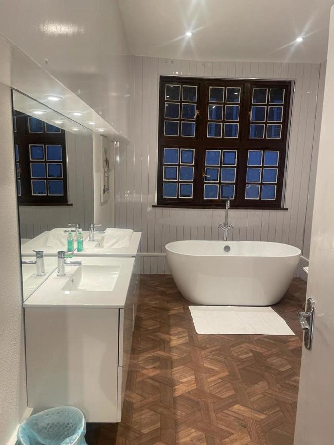 Lovely 1-Bedroom Loft Apartment Above Shop With Free Parking- Long Term Let Available Maldon Bagian luar foto
